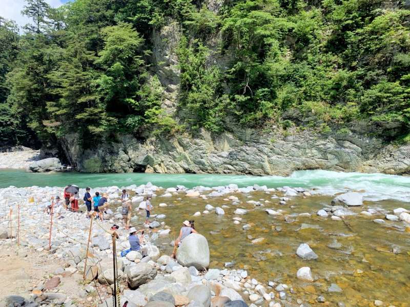 欅平河原展望台周辺で河原遊びが可能になりました!