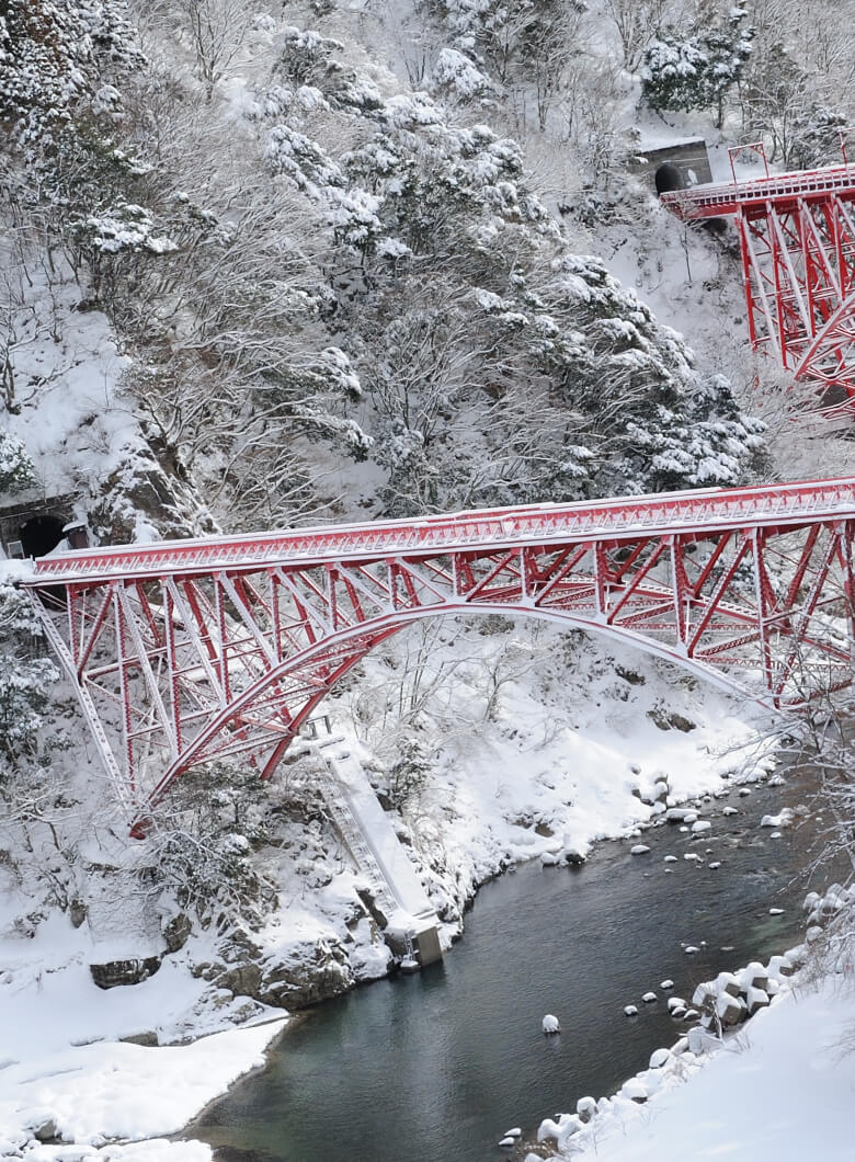 黒部峡谷鉄道トロッコ電車 公式ページ エメラルドグリーンの絶景を 黒部峡谷鉄道トロッコ電車