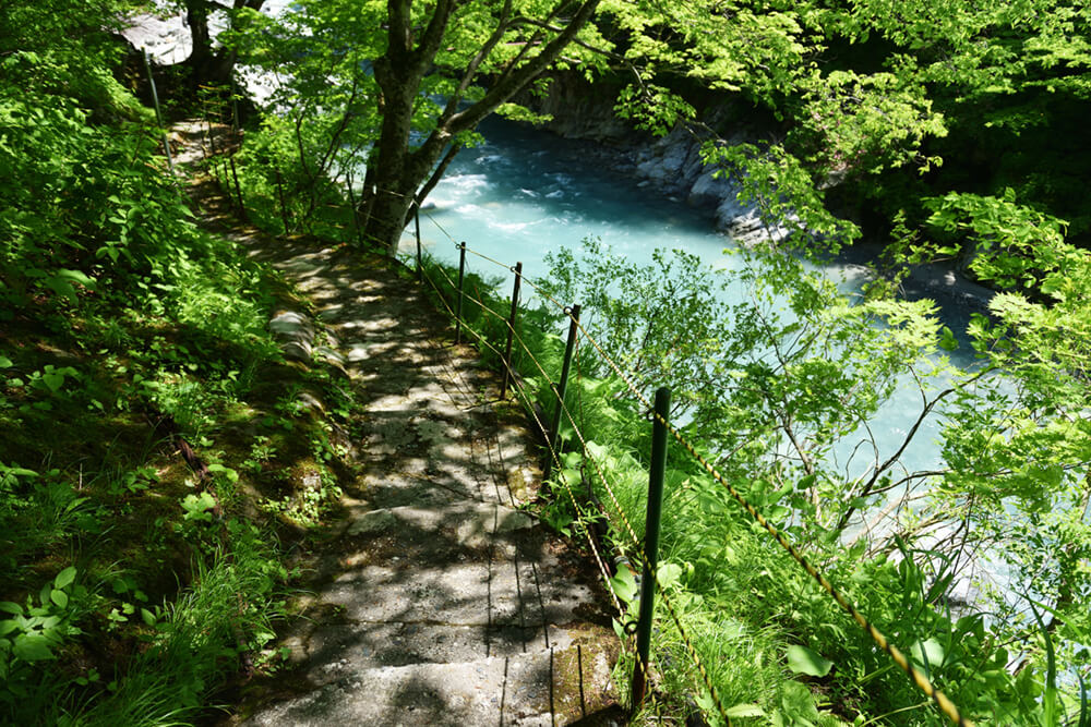 黒薙温泉までの山道