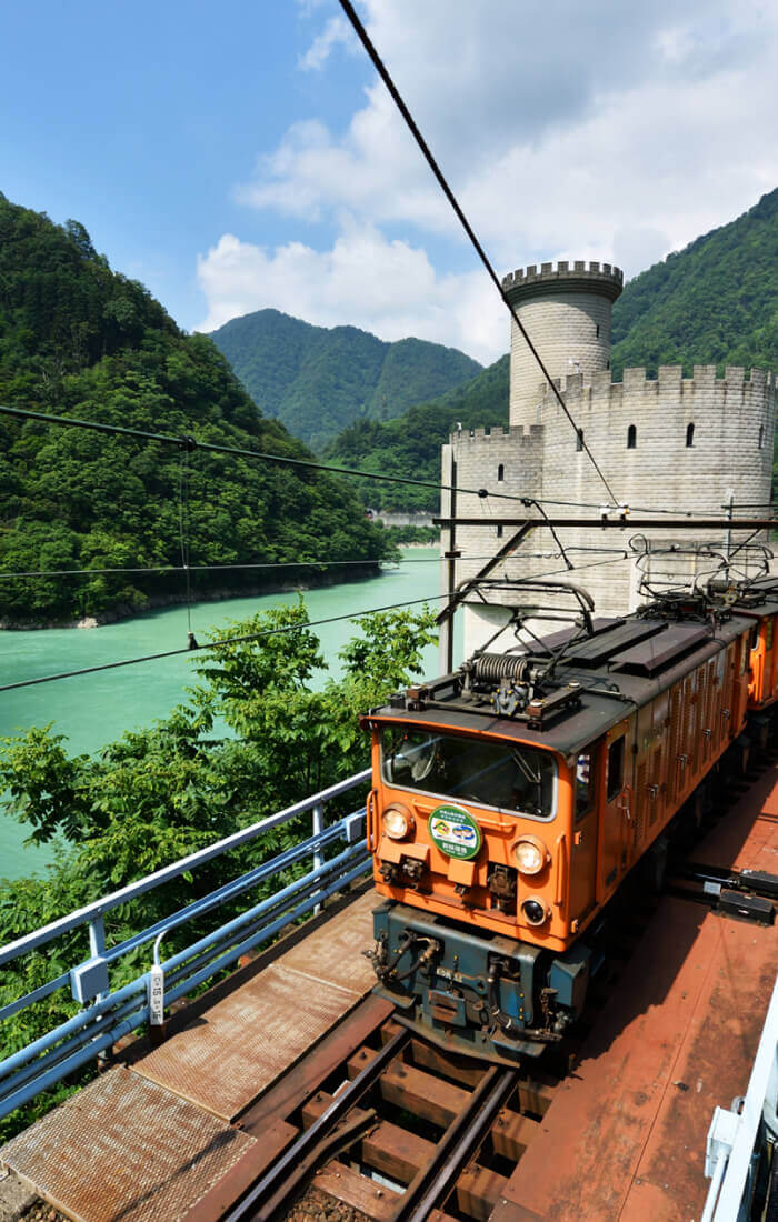 黒部峡谷鉄道トロッコ電車 公式ページ エメラルドグリーンの絶景を 黒部峡谷鉄道トロッコ電車