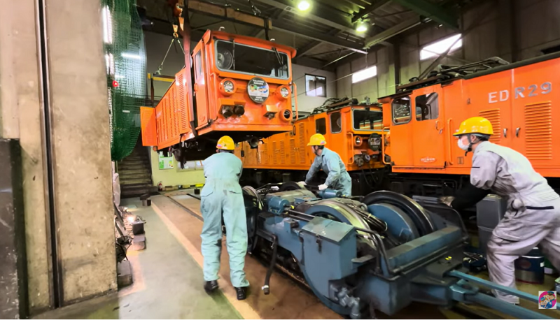 機関車検修庫でのトロッコ電車整備風景