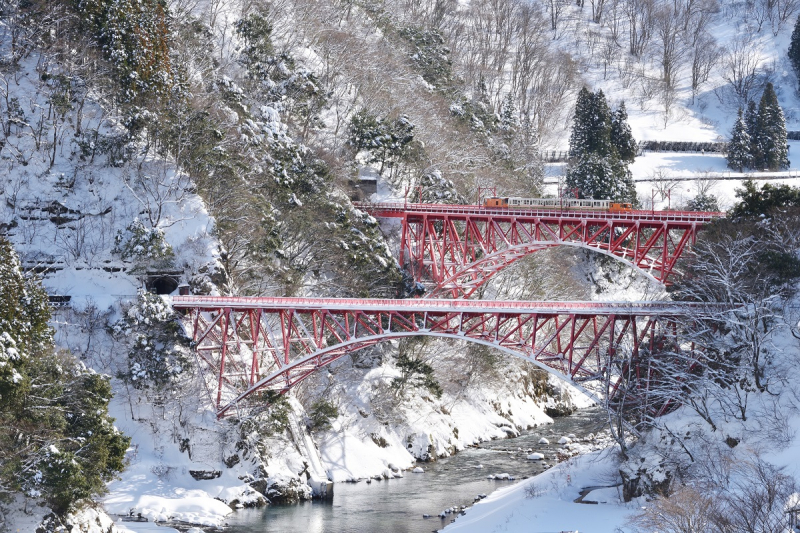 トロッコ電車に乗って新山彦橋から白銀の黒部峡谷を鑑賞「冬の黒部峡谷プレミアムツアー」開催について